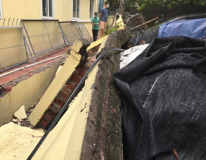 Hà Nội: 50 m tường rào bất ngờ đổ sập, đè bẹp 12 ô tô - 7