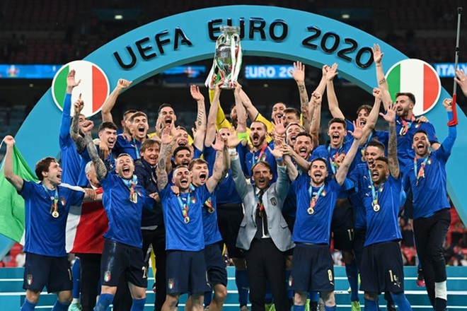 Đội tuyển Italia bơi trong tiền sau khi giành chức vô địch Euro 2020 - 1