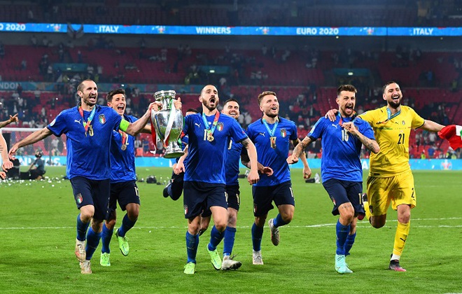 Đội tuyển Italia bơi trong tiền sau khi giành chức vô địch Euro 2020 - 2