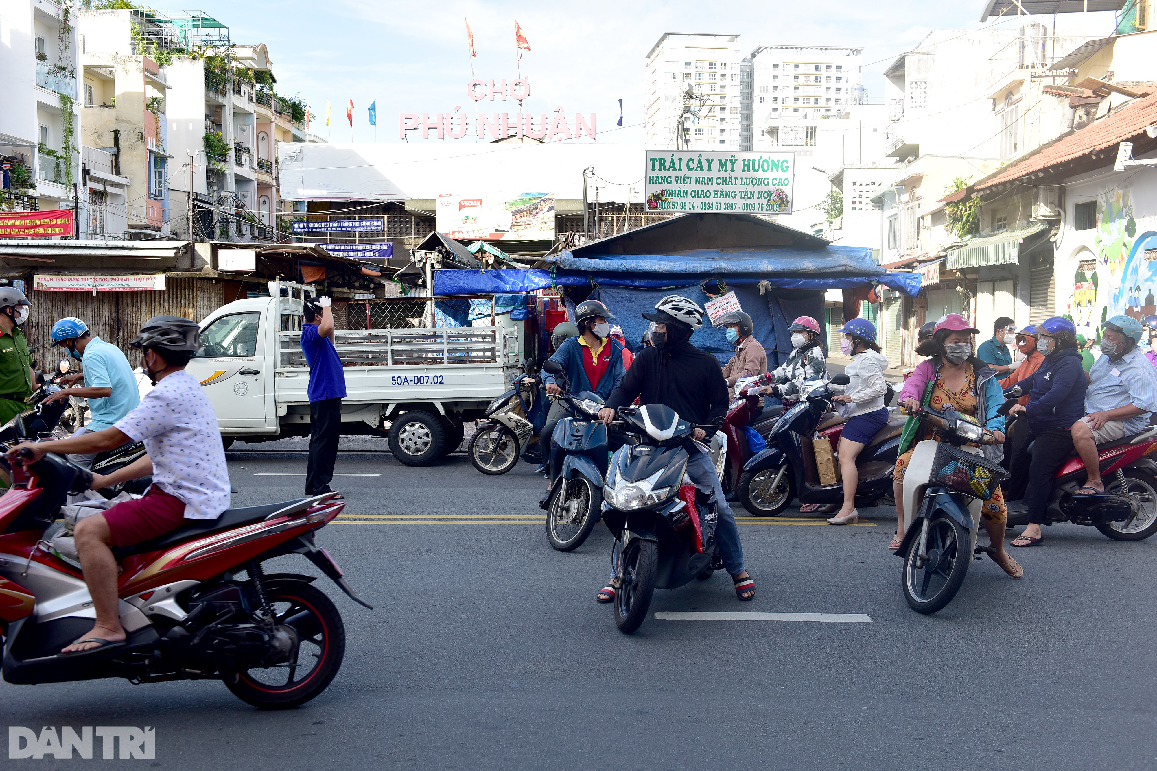Đường phố Sài Gòn ùn ùn xe cộ, nhiều người bị xử phạt ra ngoài không lý do - 7