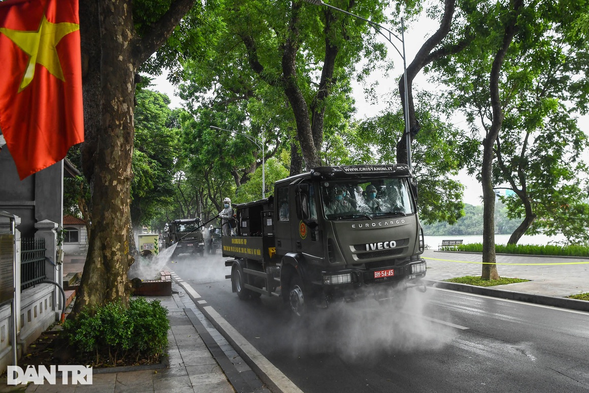 Đoàn xe đặc chủng phun khử khuẩn nhiều tuyến phố trung tâm Hà Nội - 7