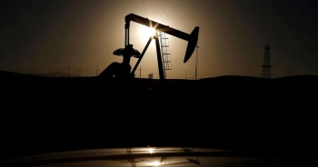 Tại sao giá dầu lại cắm đầu đi xuống, rớt ngưỡng 100 USD?