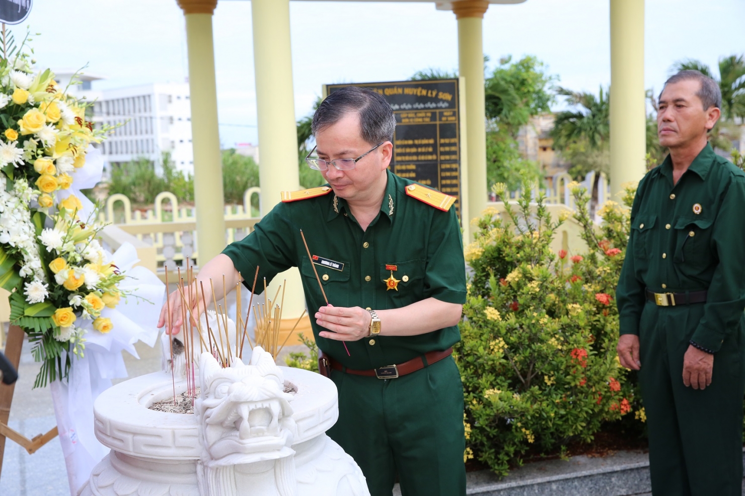 BSR dâng hương và thả hoa đăng nhân ngày Thương binh - Liệt sĩ tại huyện đảo Lý Sơn