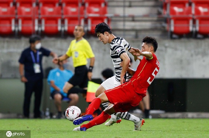 Báo Hàn Quốc giận dữ trước lối đá thô bạo của cầu thủ Trung Quốc - 2