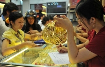 Giá vàng hôm nay 24/9: Đồng USD tăng mạnh, giá vàng cán mốc mới