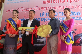 VietinBank Lào trao thưởng ô tô Prado cho khách hàng