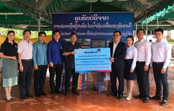 VietinBank Lào chung tay ủng hộ người dân tỉnh Attapeu - Lào