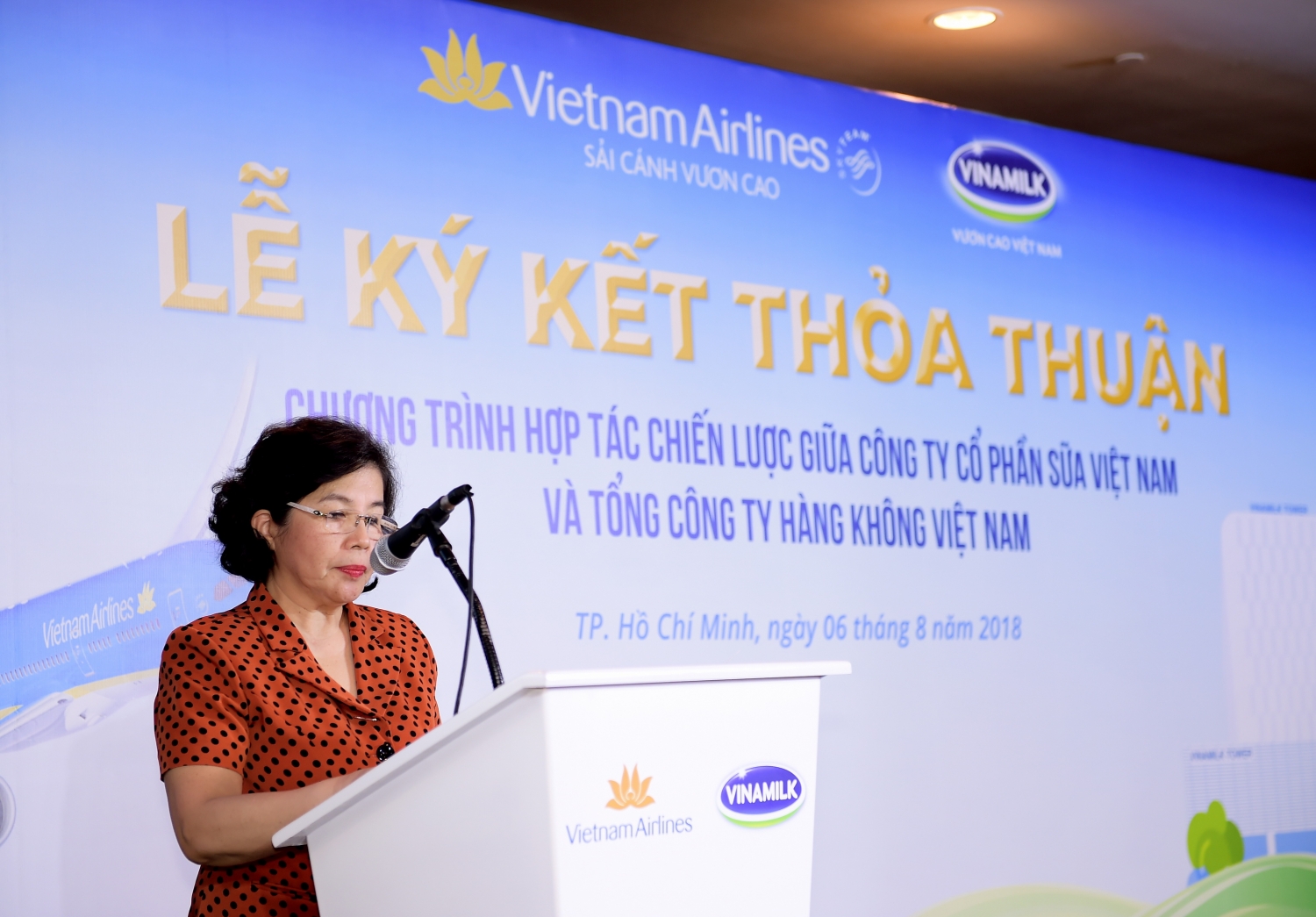 vietnam airlines va vinamilk bat tay cung phat trien thuong hieu vuon tam quoc te