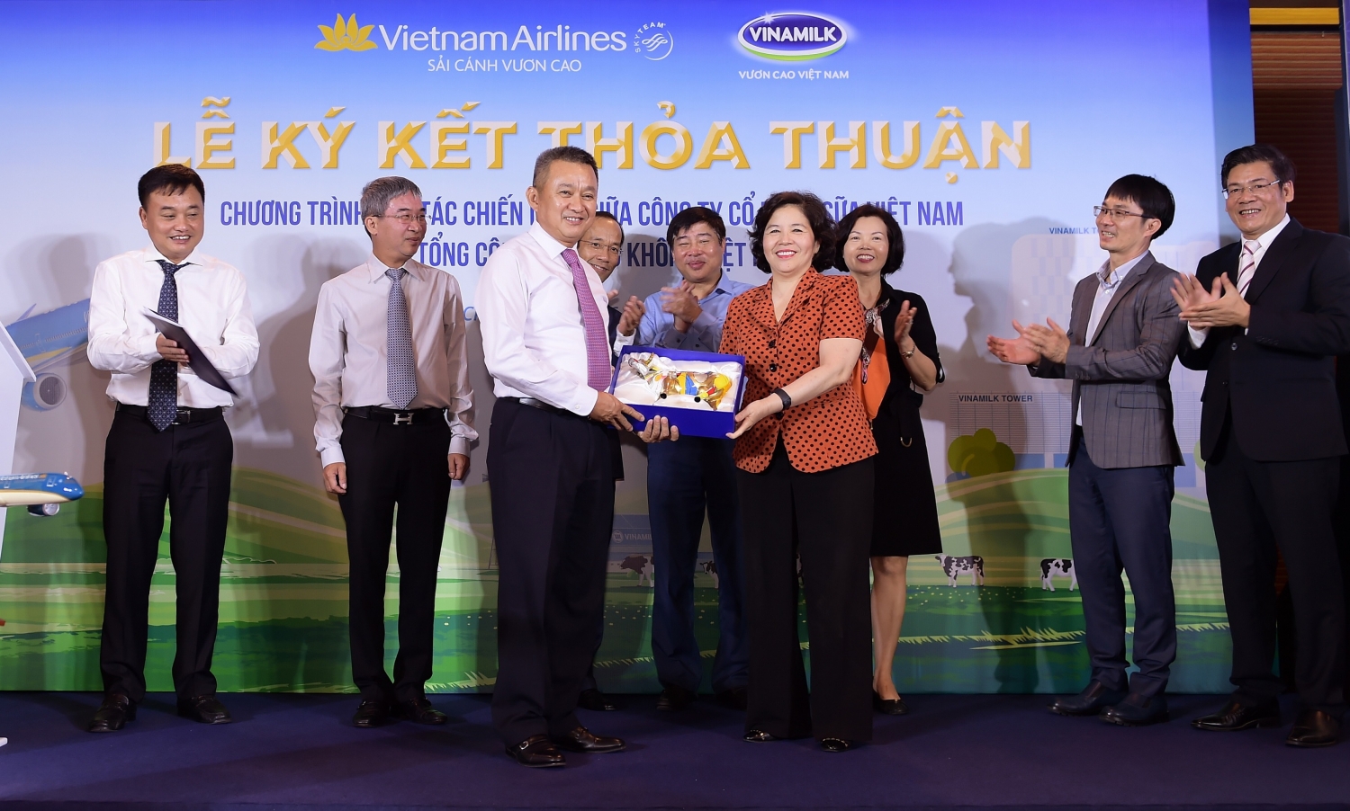 vietnam airlines va vinamilk bat tay cung phat trien thuong hieu vuon tam quoc te