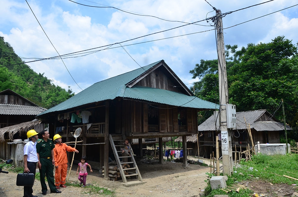 Vùng biên Việt - Lào: Nghĩa tình quân - dân - thợ điện