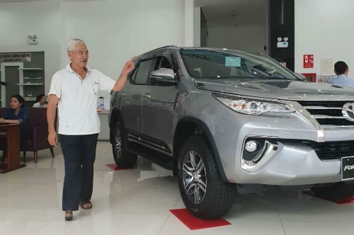 Khách Toyota Fortuner bị ép mua 100 triệu phụ kiện để nhận xe sớm