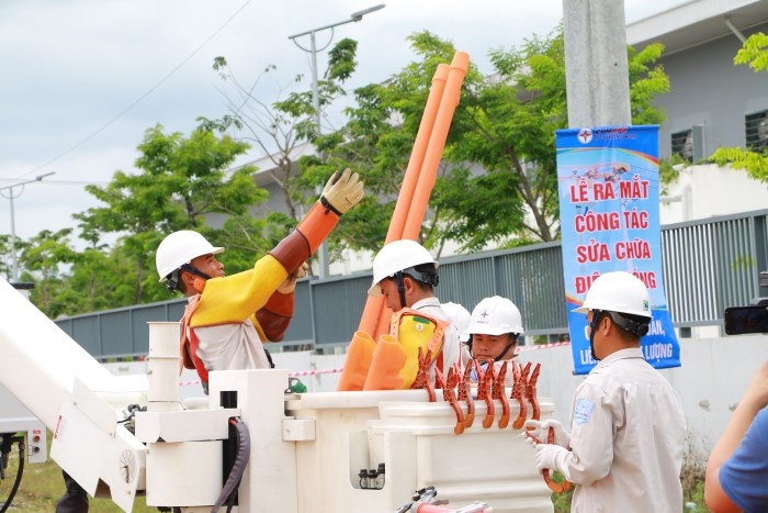 Chuyện về anh công nhân sửa chữa điện nóng Nguyễn Tấn Vương