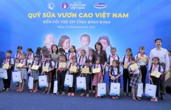 Quỹ sữa vươn cao Việt Nam và Vinamilk tiếp tục trao 64.000 ly sữa cho trẻ em tỉnh Bình Định