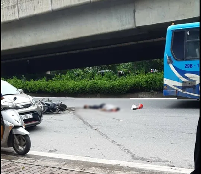 Xe buýt cán chết người trên đường phố Hà Nội