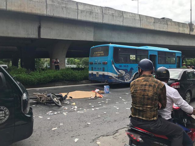 Xe buýt cán chết người trên đường phố Hà Nội