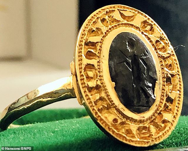 Người đàn ông tìm được chiếc nhẫn vàng cổ trị giá hơn 280 triệu đồng vì đãng trí 30 năm