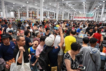 Bất ngờ: Mặc kệ "thương chiến", dân Trung Quốc vẫn đổ xô đến siêu thị Mỹ mới khai trương