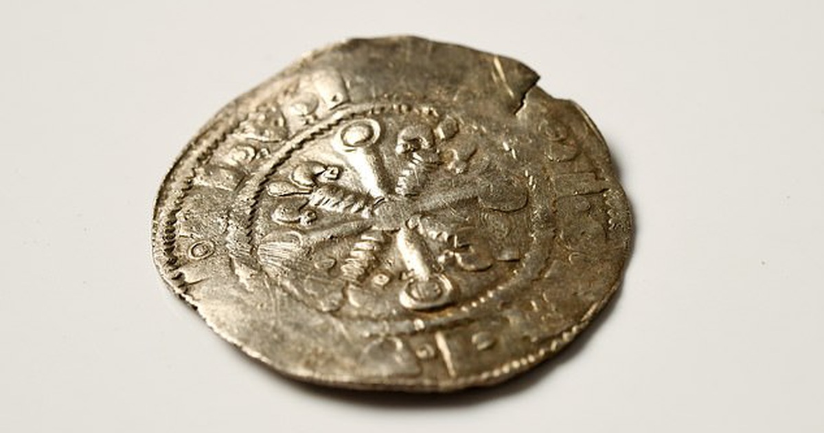 Một đồng xu cổ quý hiếm từ thế kỷ 12 được rao bán hơn 300 triệu đồng