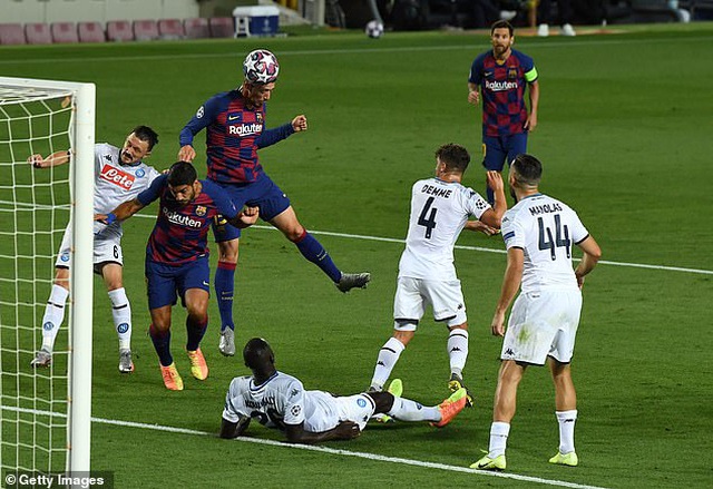 Messi rực sáng, Barcelona hạ Napoli và tiến vào tứ kết Champions League