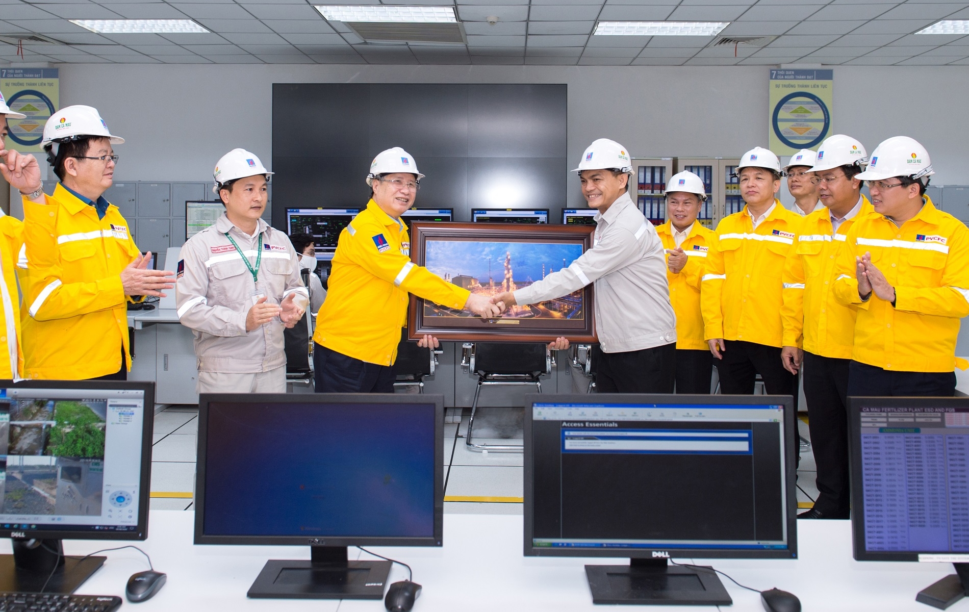 Đồng chí Trần Quốc Vượng thăm cụm công nghiệp Khí Điện Đạm Cà Mau: Tiết kiệm năng lượng, quản trị hiệu quả