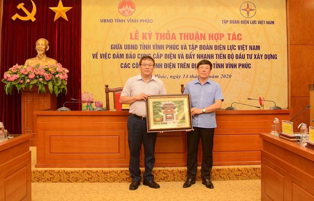 Tập đoàn Điện lực Việt Nam và UBND tỉnh Vĩnh Phúc ký thỏa thuận hợp tác