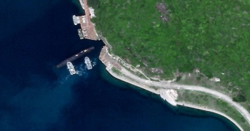 Tàu ngầm Trung Quốc nghi xuất hiện ở cửa hang bí ẩn trên Biển Đông