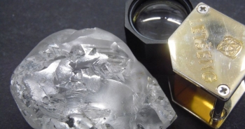 Đào được viên kim cương có giá trị nhất thế giới: 442 carat tại châu Phi