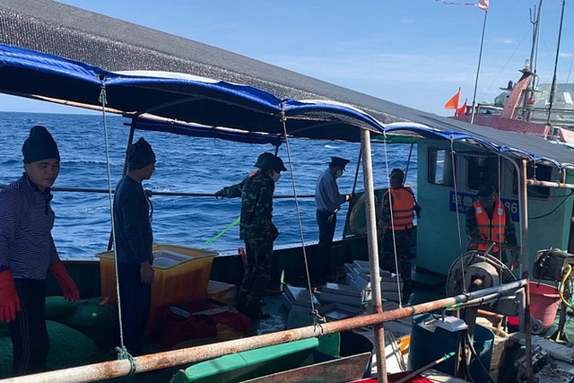 Đẩy đuổi tàu cá Trung Quốc xâm phạm lãnh hải Việt Nam