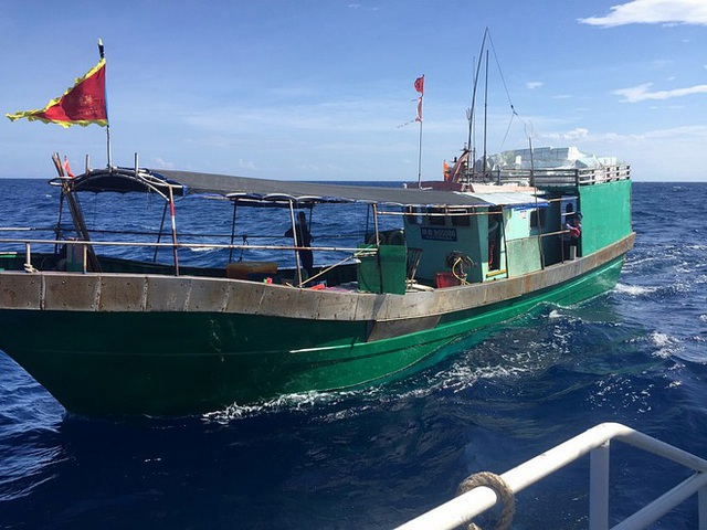 Đẩy đuổi tàu cá Trung Quốc xâm phạm lãnh hải Việt Nam