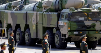 Trung Quốc phóng 2 tên lửa "sát thủ tàu sân bay" ra Biển Đông