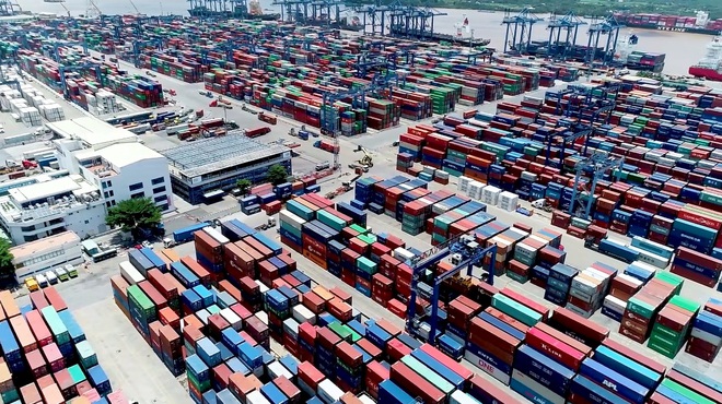 TPHCM: Cảng Cát Lái sắp quá tải vì hàng tồn bãi - 1