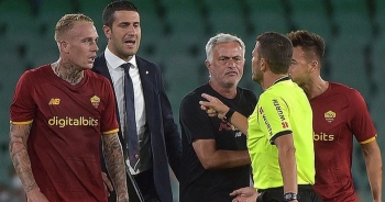 HLV Mourinho bị đuổi, AS Roma nhận 6 thẻ đỏ ở trận thua thảm Betis