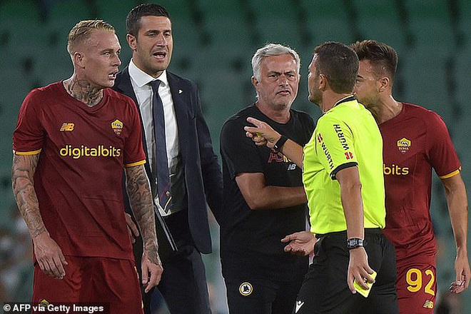 HLV Mourinho bị đuổi, AS Roma nhận 6 thẻ đỏ ở trận thua thảm Betis - 1