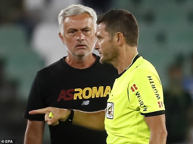HLV Mourinho bị đuổi, AS Roma nhận 6 thẻ đỏ ở trận thua thảm Betis - 2