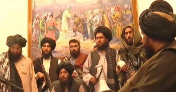 Taliban hạ cờ ở dinh tổng thống Afghanistan, tuyên bố chiến tranh kết thúc