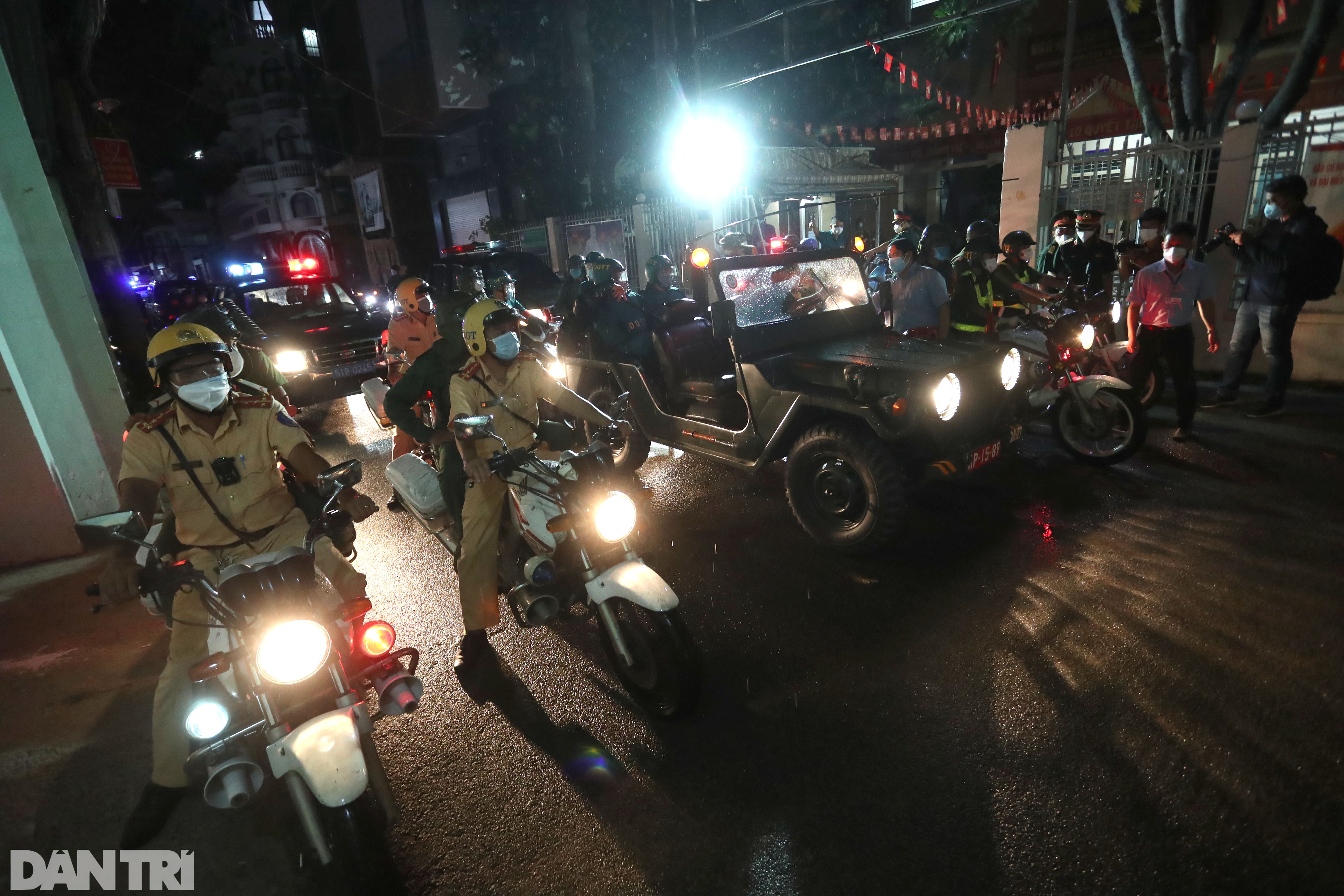 Quân đội ra quân trong đêm siết chặt giãn cách xã hội ở TPHCM - 3