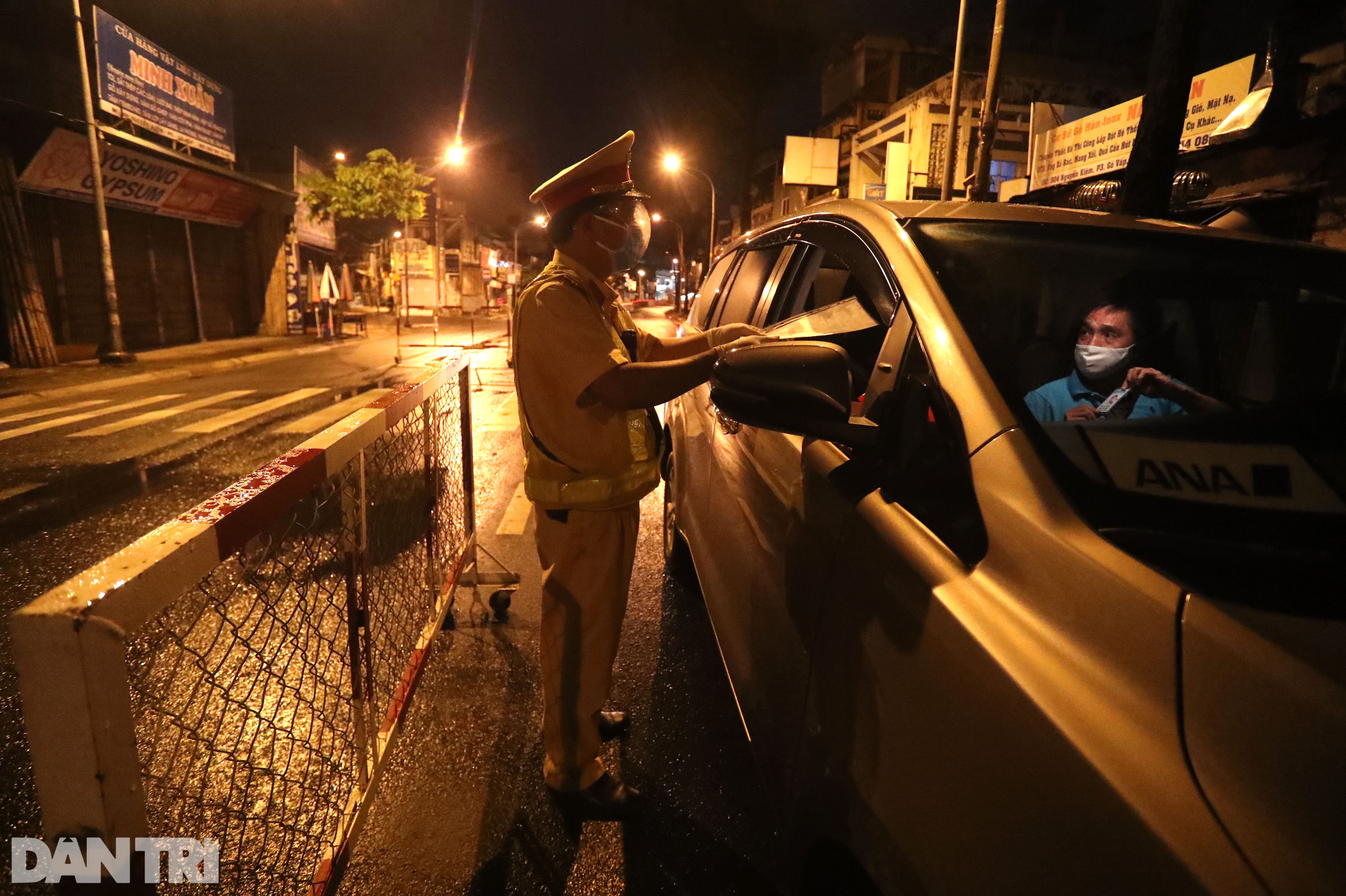 Quân đội ra quân trong đêm siết chặt giãn cách xã hội ở TPHCM - 10