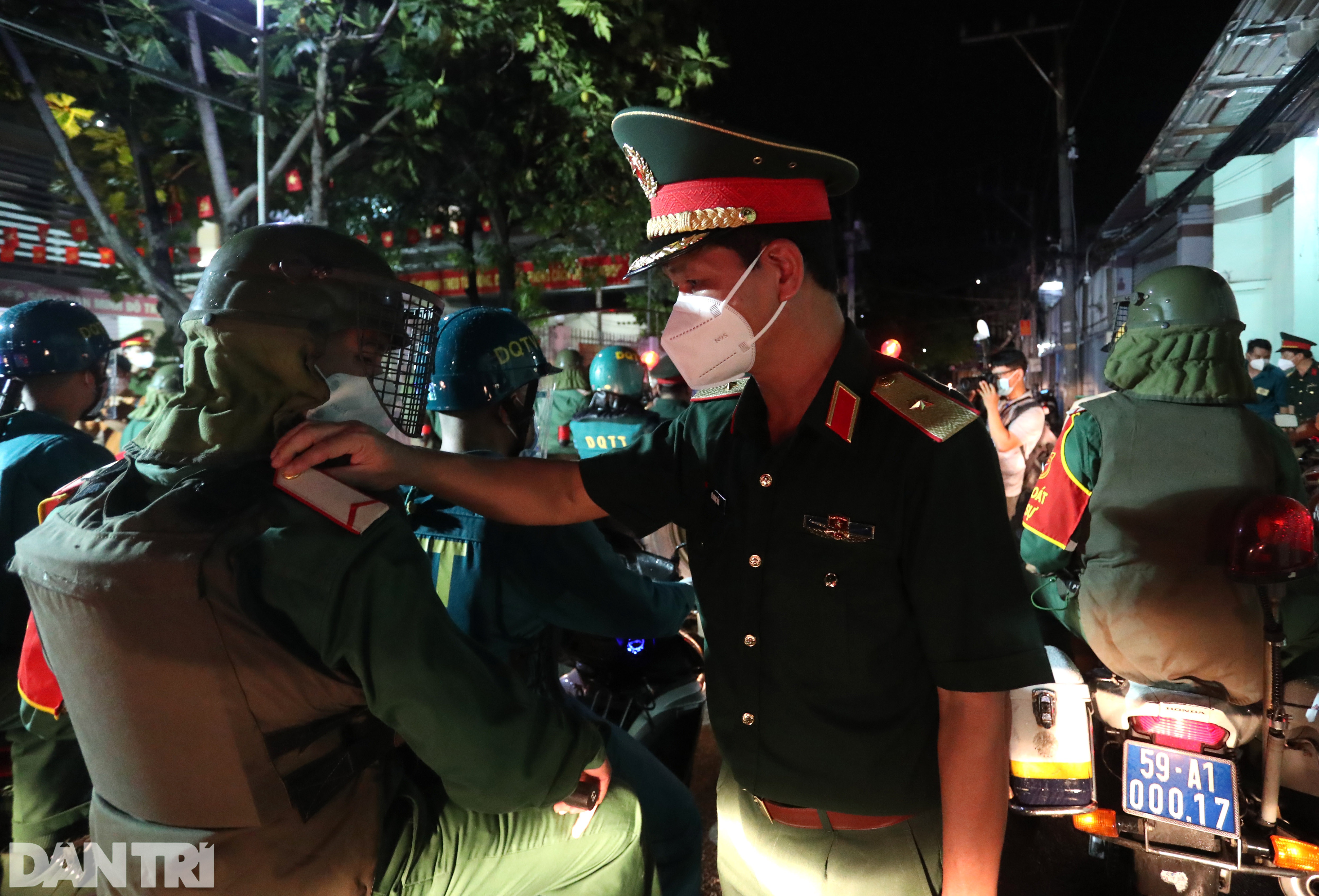 Quân đội ra quân trong đêm siết chặt giãn cách xã hội ở TPHCM - 7