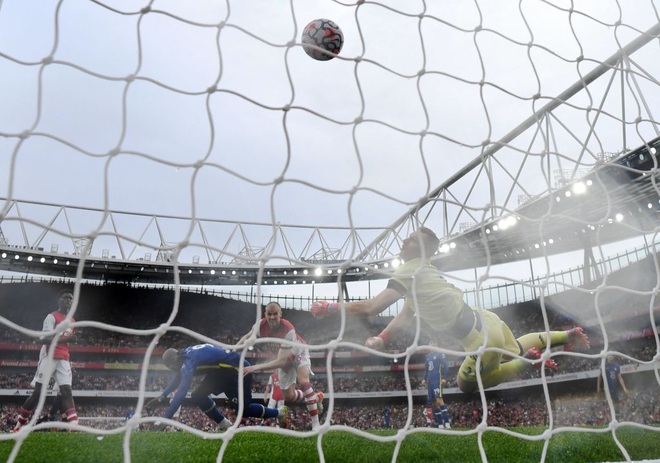 Lukaku tỏa sáng rực rỡ, Chelsea lên đầu bảng Premier League - 12