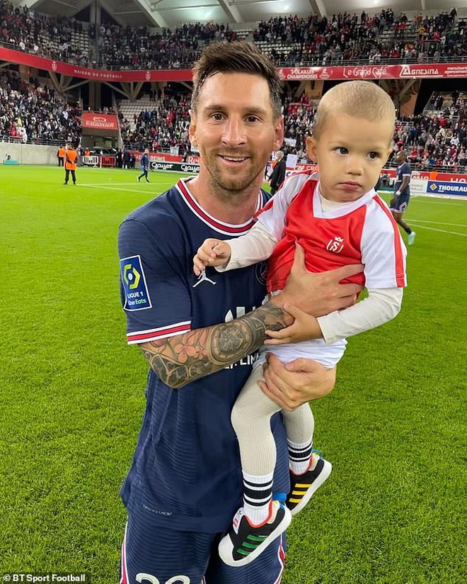 Messi để lại ấn tượng đẹp khi chụp ảnh cùng con trai thủ môn Reims - 2