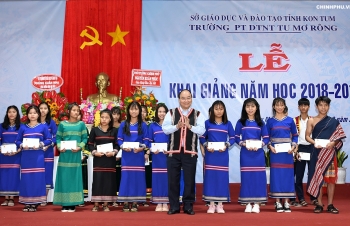 Thủ tướng dự khai giảng năm học mới tại huyện nghèo nhất tỉnh Kon Tum