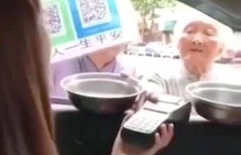 Chê tiền mặt, ăn mày Trung Quốc đòi tiền qua thẻ ATM, ví điện tử