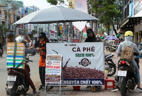 Nở rộ cà phê xe đẩy 'sạch' trên vỉa hè Sài Gòn