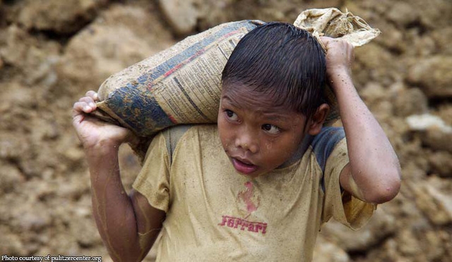 Dân Trung Quốc kéo cả lao động trẻ em đi đào vàng trái phép