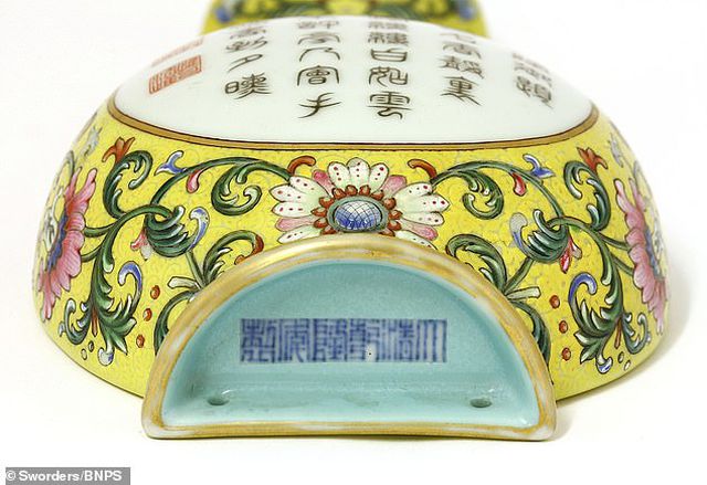 Chiếc bình Trung Quốc cổ được mua với giá chỉ 1 bảng Anh nhưng là kho báu vô giá của Hoàng đế Càn Long
