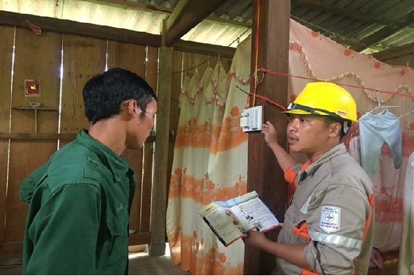Lào Cai: Gần 200 hộ dân vùng đặc biệt khó khăn có điện đón Tết Độc lập