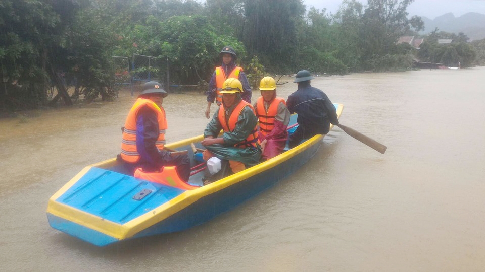 Quảng Bình: Đảm bảo an toàn điện cho người dân trong mưa lũ