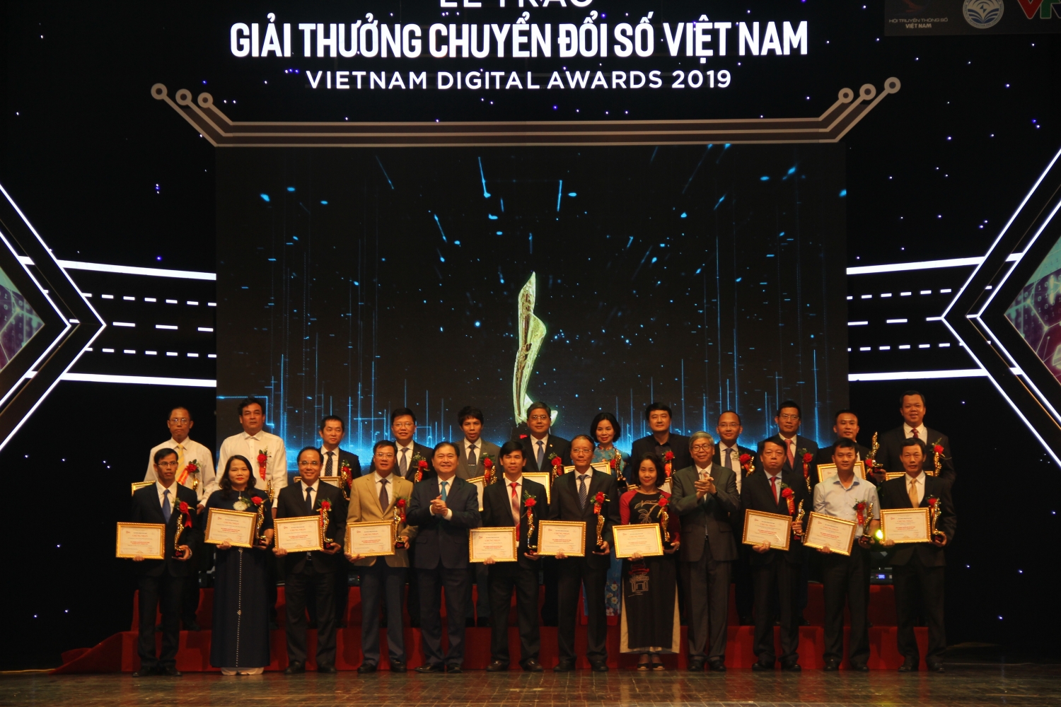 EVN và EVNICT nhận giải thưởng Chuyển đổi số Việt Nam 2019