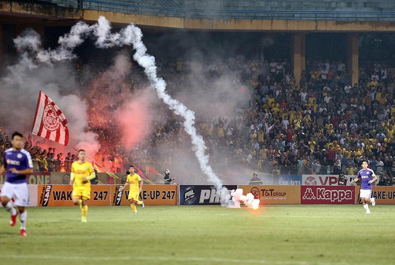 Sân Hàng Đẫy bị treo hết mùa giải, CĐV Nam Định bị cấm sân khách 2 trận