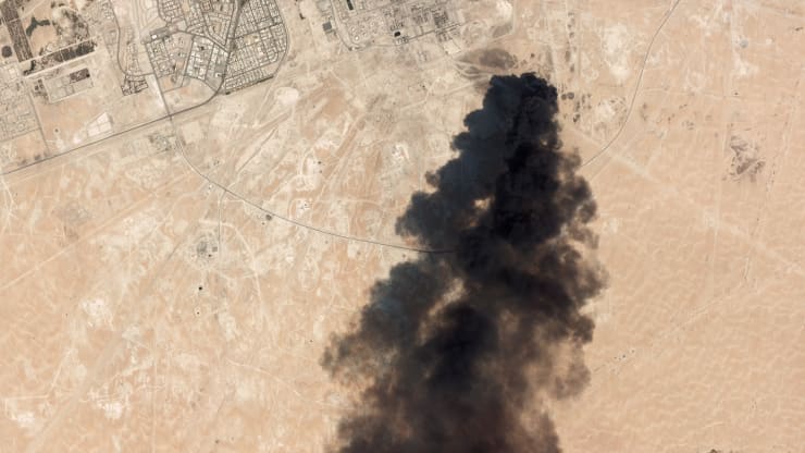 Thị trường dầu thô thế giới chao đảo sau khi các nhà máy dầu của Ả Rập Xê-út bị tấn công